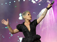 PINK - Pink macht sich über Britney und X-Tina lustig