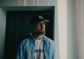 Mark Forster oben ohne: Neue Single „Cool“ mit dem Rundfunk-Tanzorchester Ehrenfeld