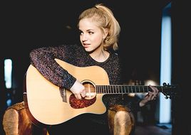 „Glücksverkatert“: JULIA ENGELMANN geht im Mai 2022 wieder auf Tour!