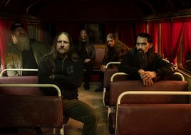 Lagerfeuerstimmung statt Melodic Death Metal: Amon Amarth veröffentlichen ersten Akustiksong „Upphaf“ samt Video