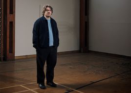 Lewis Capaldi meldet sich mit emotionaler Single „Almost“ zurück – und kündigt bewegende EP „Survive“ an