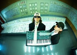 Wenn Synthpop auf Bürokratie trifft: GbR kündigen „Komische Geräusche“-Tour 2026 an