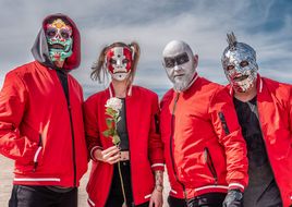 Backstage mit Süd von Hämatom: „Wir sind eine Band voller Anekdoten. Wir hatten zum Beispiel diverse Musiker, die von der Bühne gefallen sind.“