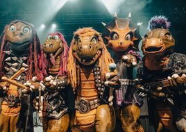 Dino-Metal für die ganze Familie: HEAVYSAURUS gehen 2023 auf „Kaugummi ist mega!“-Tour