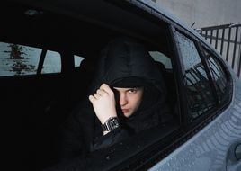 Rap-Newcomer benno! meldet sich zurück: Auf „LOVE U ANYWAY“ trifft Drill-Sound auf Melancholie