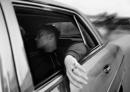 Sam Fender holte für das Video zu seiner neuen Single „Little Bit Closer“ „Adolescence“-Star Owen Cooper eins Boot