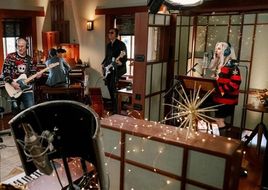Weihnachtliche Überraschung: Lady Gaga veröffentlicht „Santa Claus Is Coming To Town“