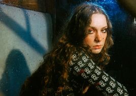 HOLLY HUMBERSTONE singt in ihrer neuen Single „London Is Lonely“ über Einsamkeit und Vermissen