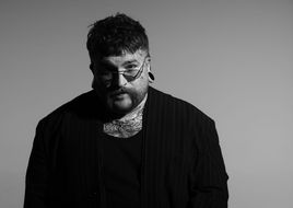 Zwischen Soul und 80s-Rock: Teddy Swims startet neue Ära mit „Mr. Know It All“