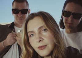 Zurück auf der Tanzfläche: Jungle kündigen mit „The Wave“ ihr neues Album „Sunshine“ an