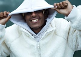 Zum ersten Mal auf Tour: Newcomer bac bringt seine erfrischende Mischung aus Indie- und Rap-Sound 2025 auf die Bühne