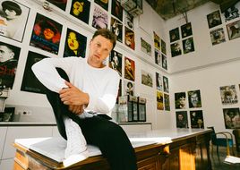 Mit seinem neuen Album „zu viel retro“ feiert Joris die Ecken, die Kanten und das Unperfekte