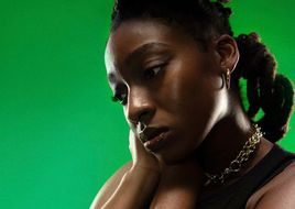 LITTLE SIMZ is back! Die UK-Rapperin meldet sich mit Single „Introvert“ zurück