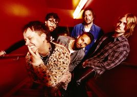 Backstage mit Nothing But Thieves: „Perfektion ist langweillig” – über das neue Album „Stray Dogs“, die Magie von Liveshows und vieles mehr