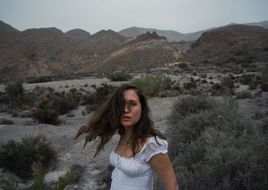 Alice Merton meldet sich mit aus der Zeit gefallener Ballade zurück: Neue Single „Landline“