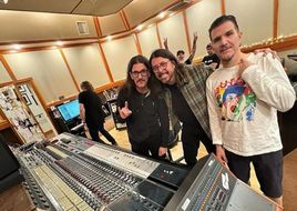 Mögliche Zusammenarbeit: Foo Fighters-Frontmann Dave Grohl besucht Anthrax im Studio