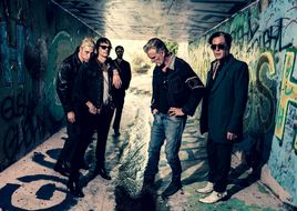 Queens Of The Stone Age fragen: „Where The Goth Girls At?“