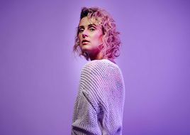 YAENNIVER veröffentlicht ihren feministischen Powersong „Mädchen Mädchen“