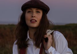 Premiere am Brandenburger Tor: Alice Merton präsentiert neue Single „Run away girl“