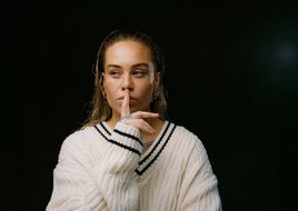 Tash Sultana meldet sich mit neuer Single „Something In The Water“ zurück – und kommt im März 2027 auf Tour nach Deutschland