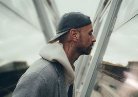 Das dritte Album: JOEL BRANDENSTEIN veröffentlicht „Schwarz & bunt“ & geht auf Tour