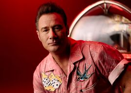 „Comin’ Home For Christmas“: Dick Brave feiert Weihnachten im Rockabilly-Stil
