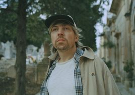 Philipp Poisel besingt in seiner neuen Single „Weltzeituhr“ einen Wintermoment in Berlin