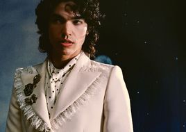 Conan Gray veröffentlicht viertes Album „Wishbone“ und Musikvideo zum Track „Caramel“