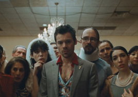 Nonchalant King: Harry Styles kündigt „nebenbei“ ein neues Musikvideo an – hier ist der Clip zu „Coming Up Roses“