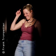 Die Frau, die gegen Türen rannte | Saal im EG der Kulturfabrik Krawatte