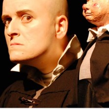 Krug in the box -Bridge Markland | Showfenster Theater