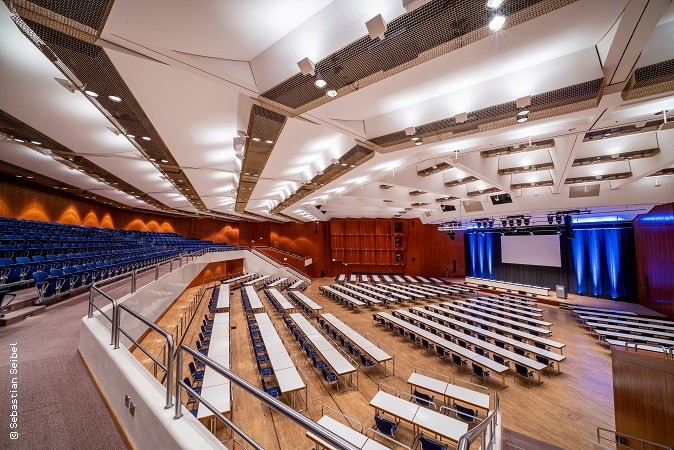 Gro&szlig;er Saal mit parlamentarischer Bestuhlung
