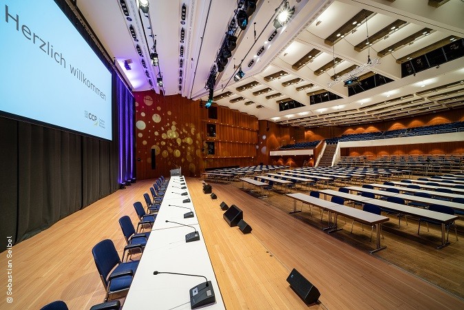 Gro&szlig;er Saal mit moderner Medientechnik