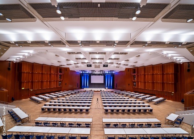  Gro&szlig;er Saal mit parlamentarischer Bestuhlung