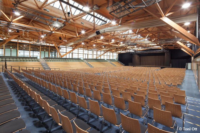Die Arena mit Reihenbestuhlung