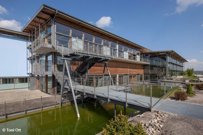 Westansicht mit Teich