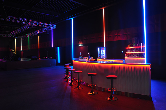 B&uuml;hne und Bar